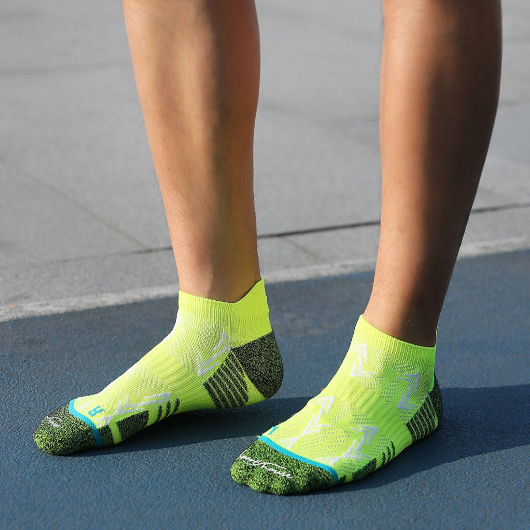 Calcetines deportivos técnicos cortos de compresión. Anatómicos sin costuras anti hongos, color Amarillo-Kylie Crazy