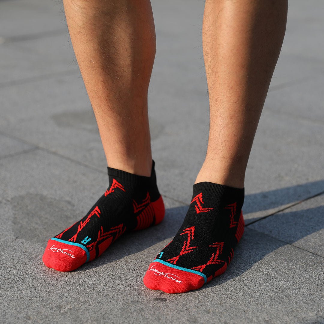 Calcetines deportivos técnicos cortos de compresión. Anatómicos sin costuras anti hongos, color Rojo-Kylie Crazy