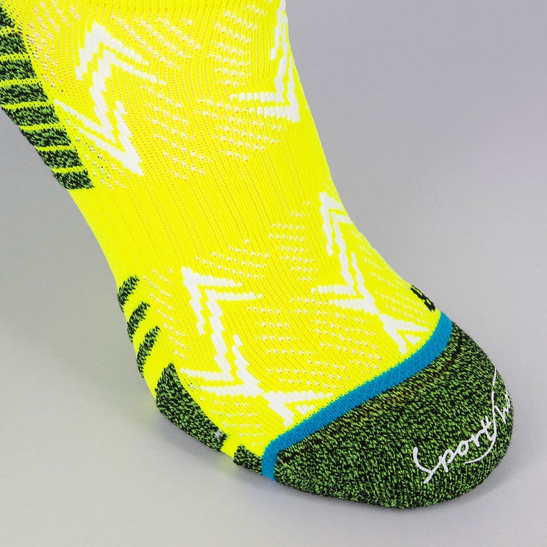 Calcetines deportivos técnicos cortos de compresión. Anatómicos sin costuras anti hongos, color Amarillo-Kylie Crazy