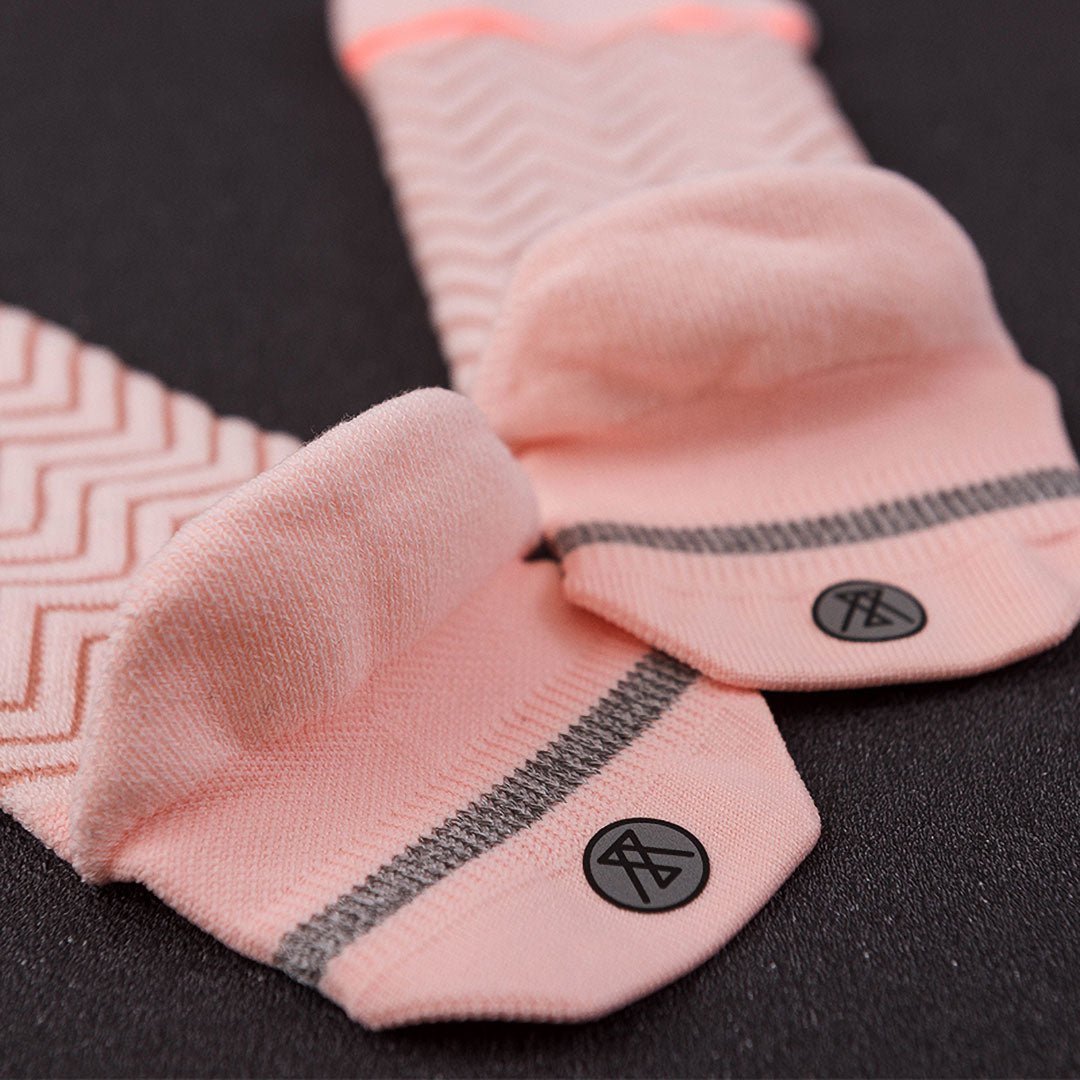 Calcetines deportivos técnicos cortos de compresión. Anatómicos sin costuras anti hongos, color Rosa-Kylie Crazy