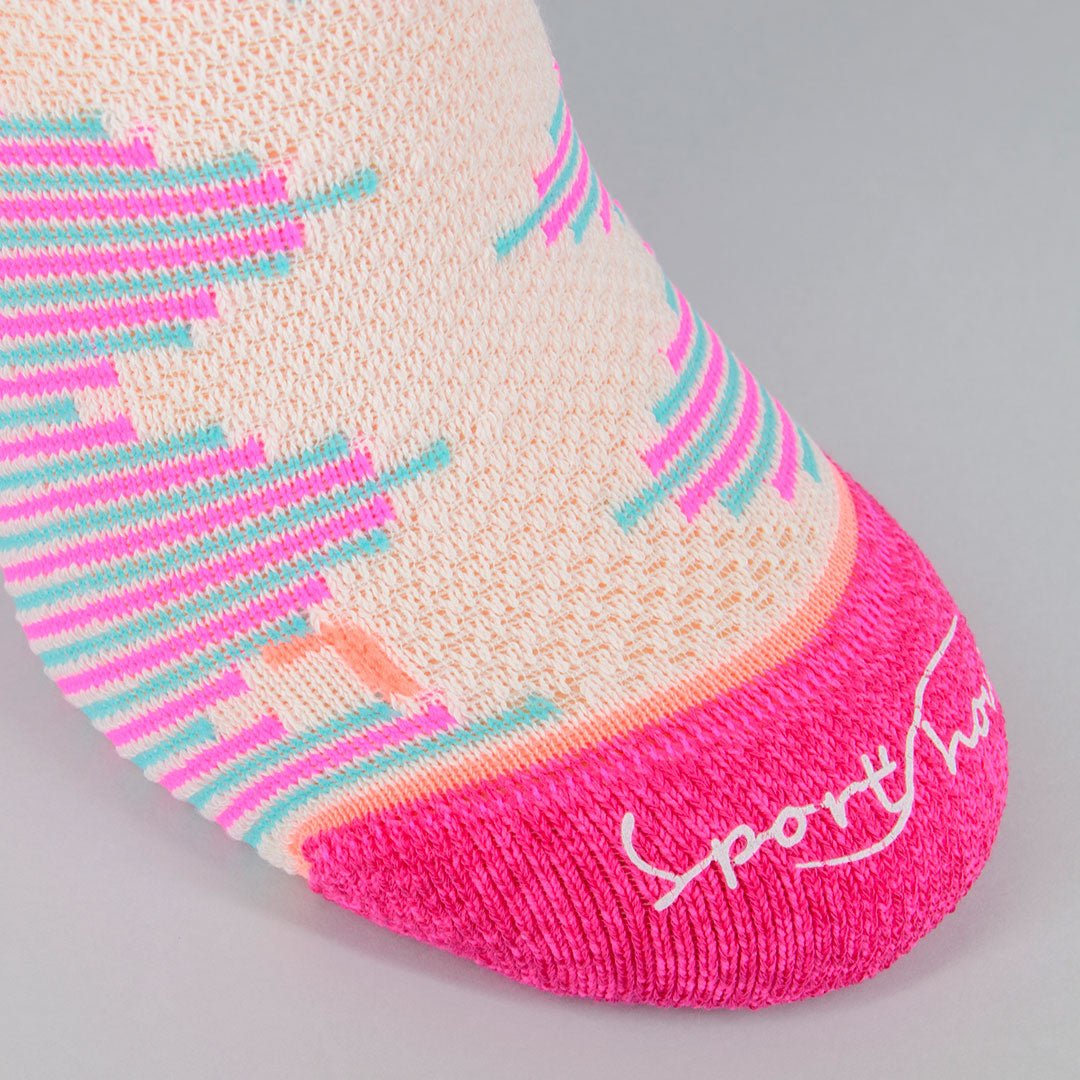Calcetines deportivos técnicos cortos de compresión. Anatómicos sin costuras anti hongos, color Rosa-Kylie Crazy