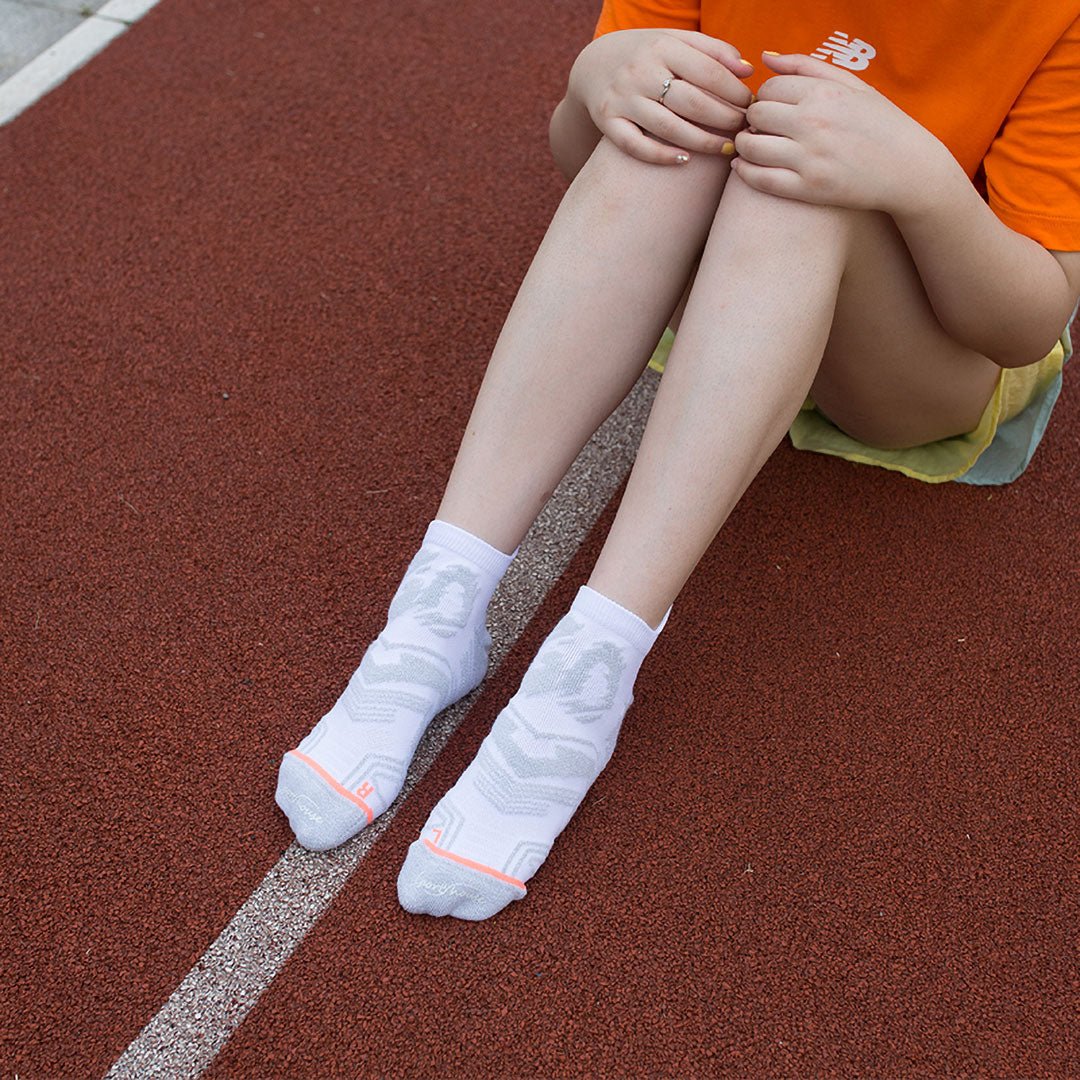 Calcetines deportivos técnicos cortos de compresión. Anatómicos sin costuras anti hongos, color Blanco-Kylie Crazy