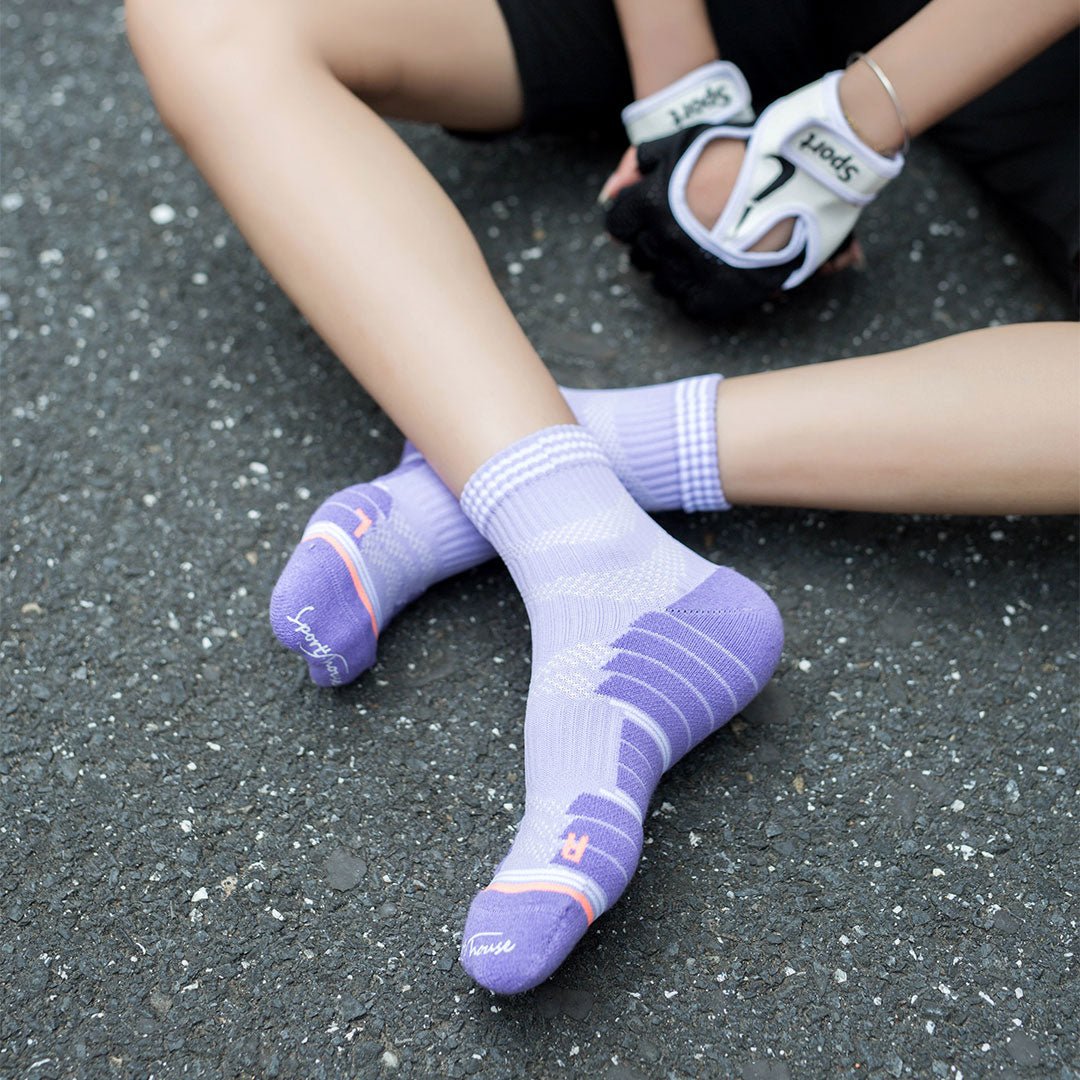 Calcetines para ciclismo lila de mujer con acolchado técnico por zonas y ajustes sin costuras.-Kylie Crazy