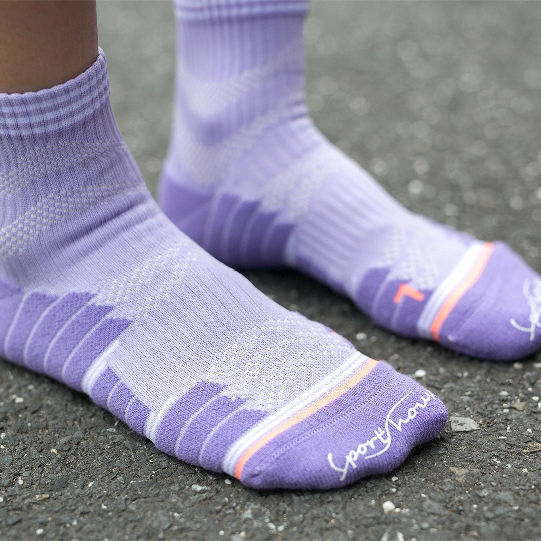 Calcetines para ciclismo lila de mujer con acolchado técnico por zonas y ajustes sin costuras.-Kylie Crazy