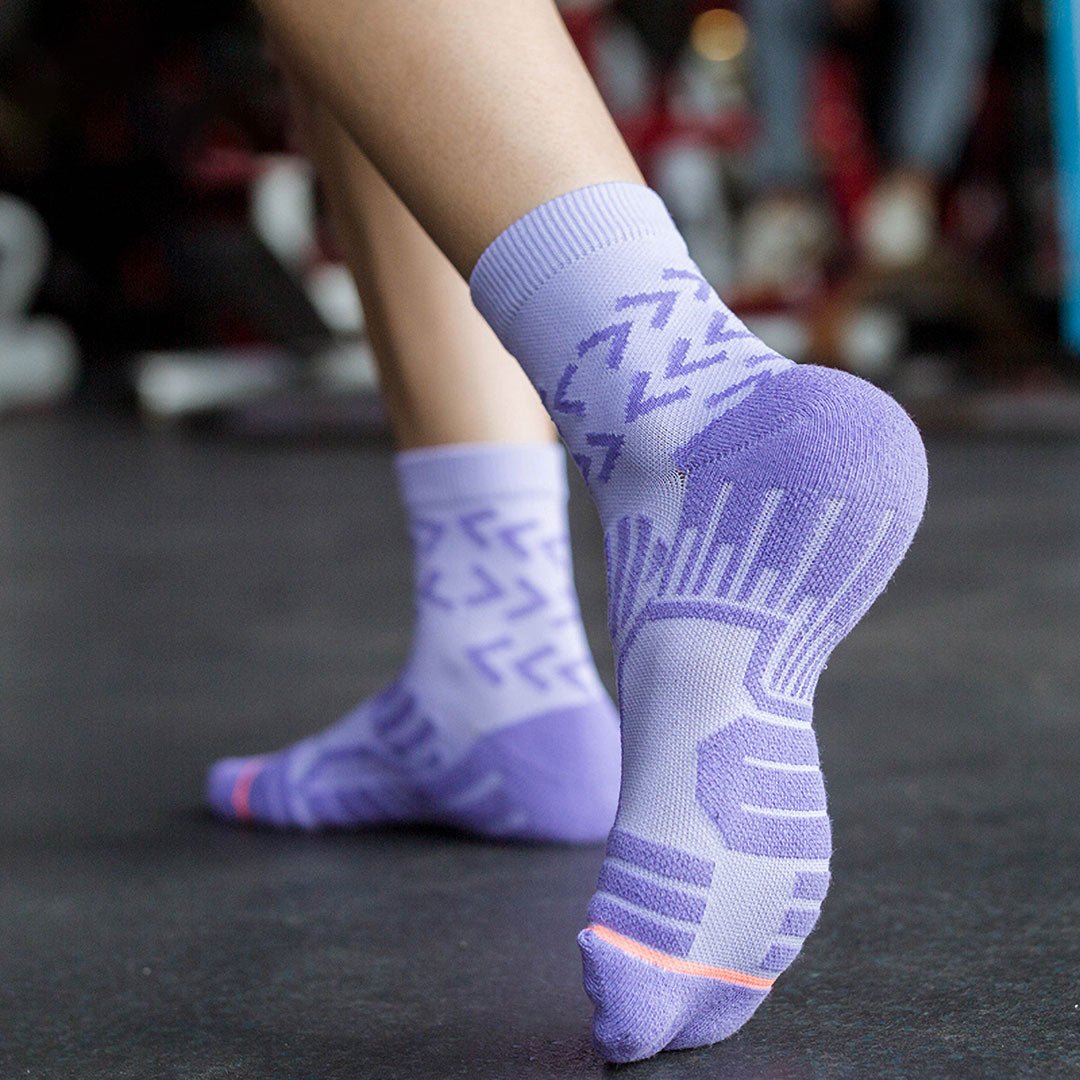 Calcetines deportivos técnicos cortos de compresión. Anatómicos sin costuras anti hongos, color Lila-Kylie Crazy