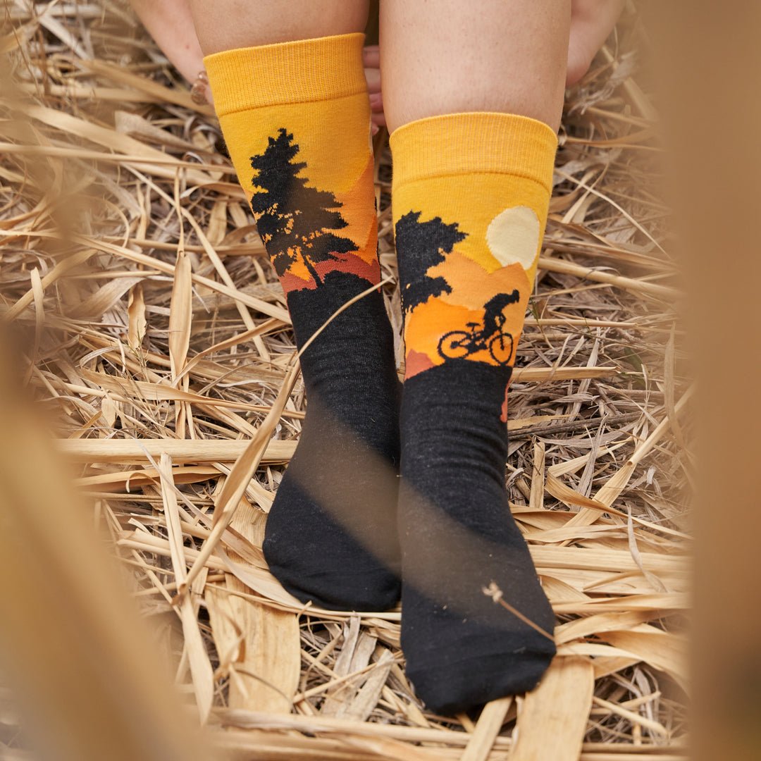 Calcetines sin costura y diseños desiguales de algodón, originales y divertidos, "MOUNTAIN BIKE""-Kylie Crazy