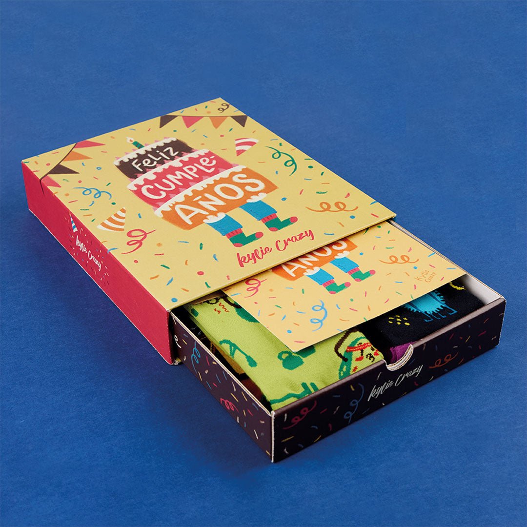 Pack CUMPLEAÑOS 4 pares calcetines divertidos + caja y print incluido - Kylie Crazy