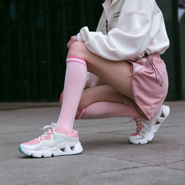 Calcetines deportivos técnicos de compresión, caña alta. Anatómicos sin costuras anti hongos, color Rosa-Kylie Crazy