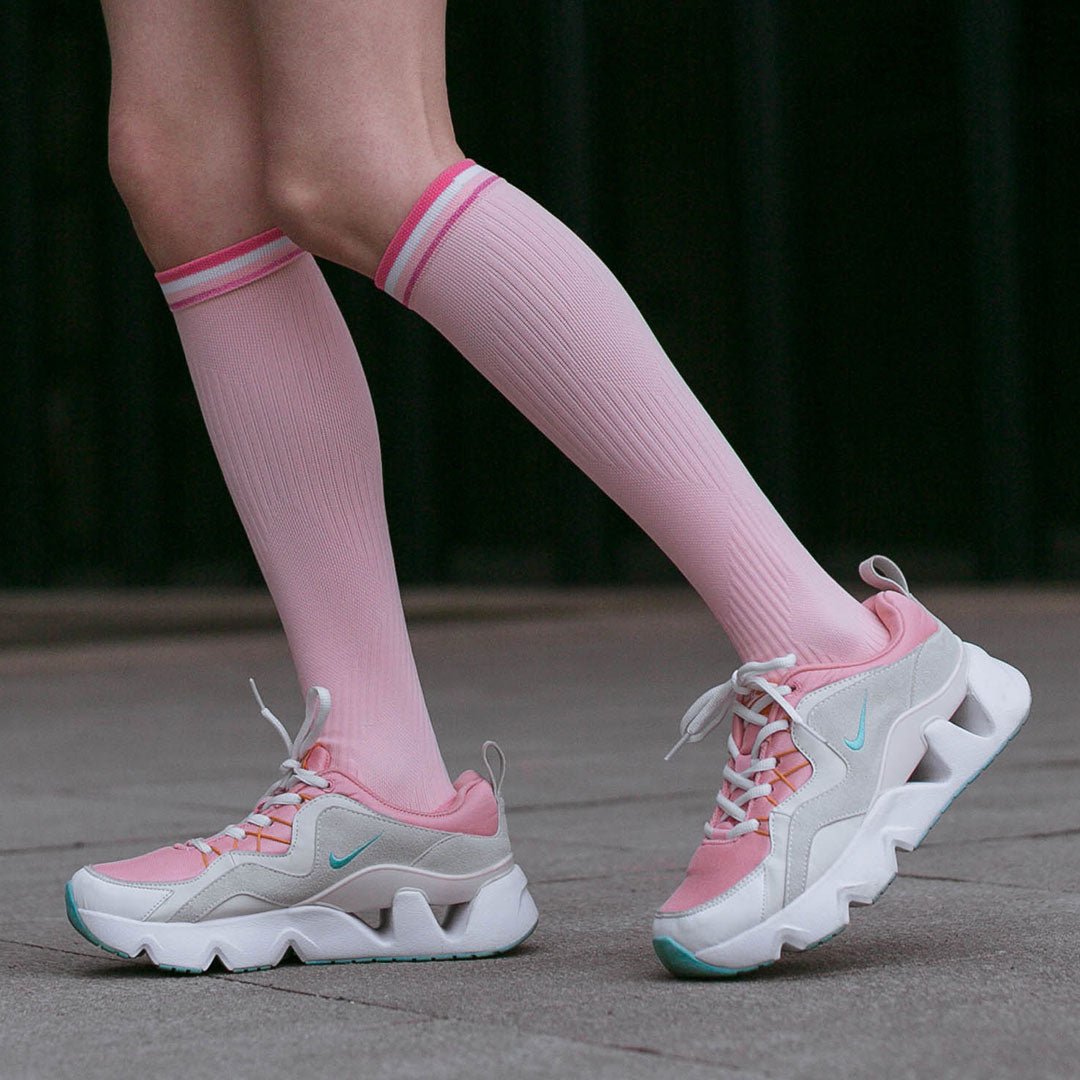Calcetines deportivos técnicos de compresión, caña alta. Anatómicos sin costuras anti hongos, color Rosa-Kylie Crazy