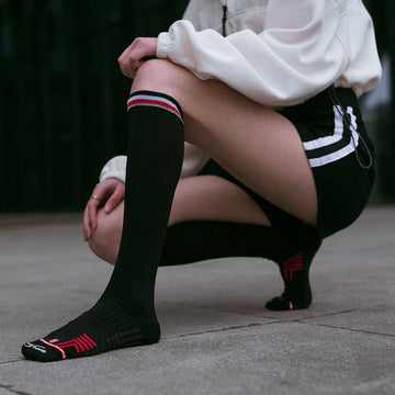 Calcetines deportivos técnicos de compresión, caña alta. Anatómicos sin costuras anti hongos, color Negro-Kylie Crazy