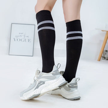 Calcetines deportivos técnicos de compresión, caña alta. Anatómicos sin costuras anti hongos, color Negro-Kylie Crazy