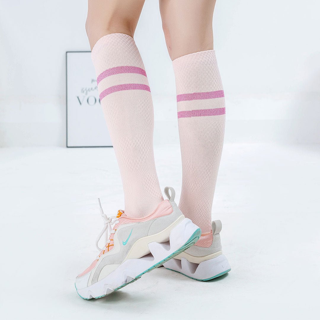 Calcetines deportivos técnicos de compresión, caña alta. Anatómicos sin costuras anti hongos, color Rosa-Kylie Crazy