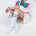 Calcetines deportivos técnicos de compresión, caña alta. Anatómicos sin costuras anti hongos, color Blanco-Kylie Crazy