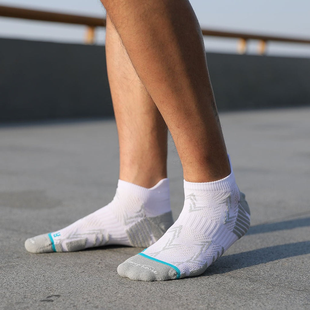 Calcetines deportivos técnicos cortos de compresión. Anatómicos sin costuras anti hongos, color Blancos-Kylie Crazy