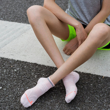 Calcetines deportivos técnicos cortos de compresión. Anatómicos sin costuras anti hongos, color Rosa-Kylie Crazy