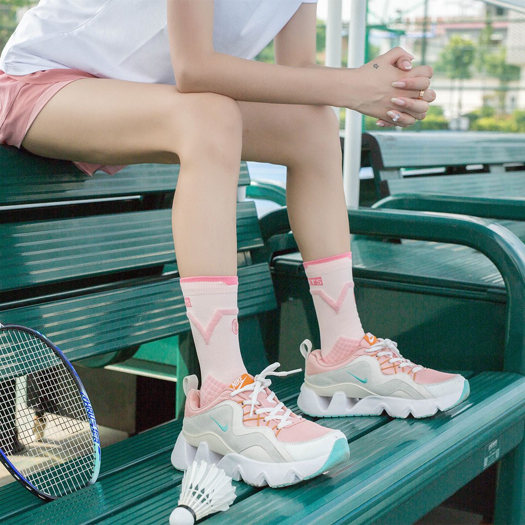 Calcetines deportivos técnicos de compresión, media caña. Anatómicos sin costuras anti hongos, color Rosa-Kylie Crazy