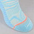Calcetines deportivos técnicos cortos de compresión. anatómicos, sin costuras y anti hongos. Color Azul-Kylie Crazy