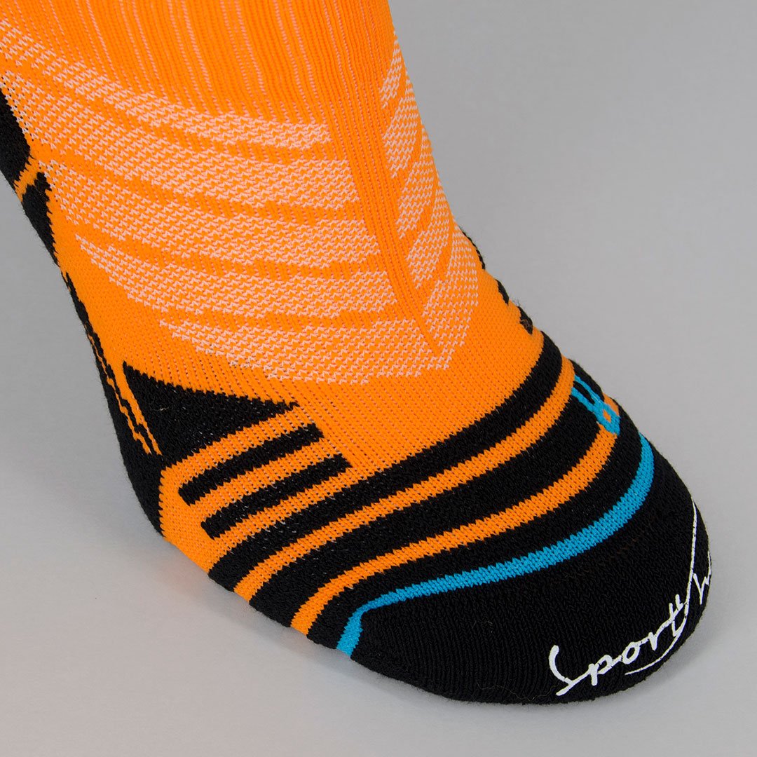 Calcetines para ciclismo naranja de hombre con acolchado técnico por zonas y ajustes sin costuras.-Kylie Crazy