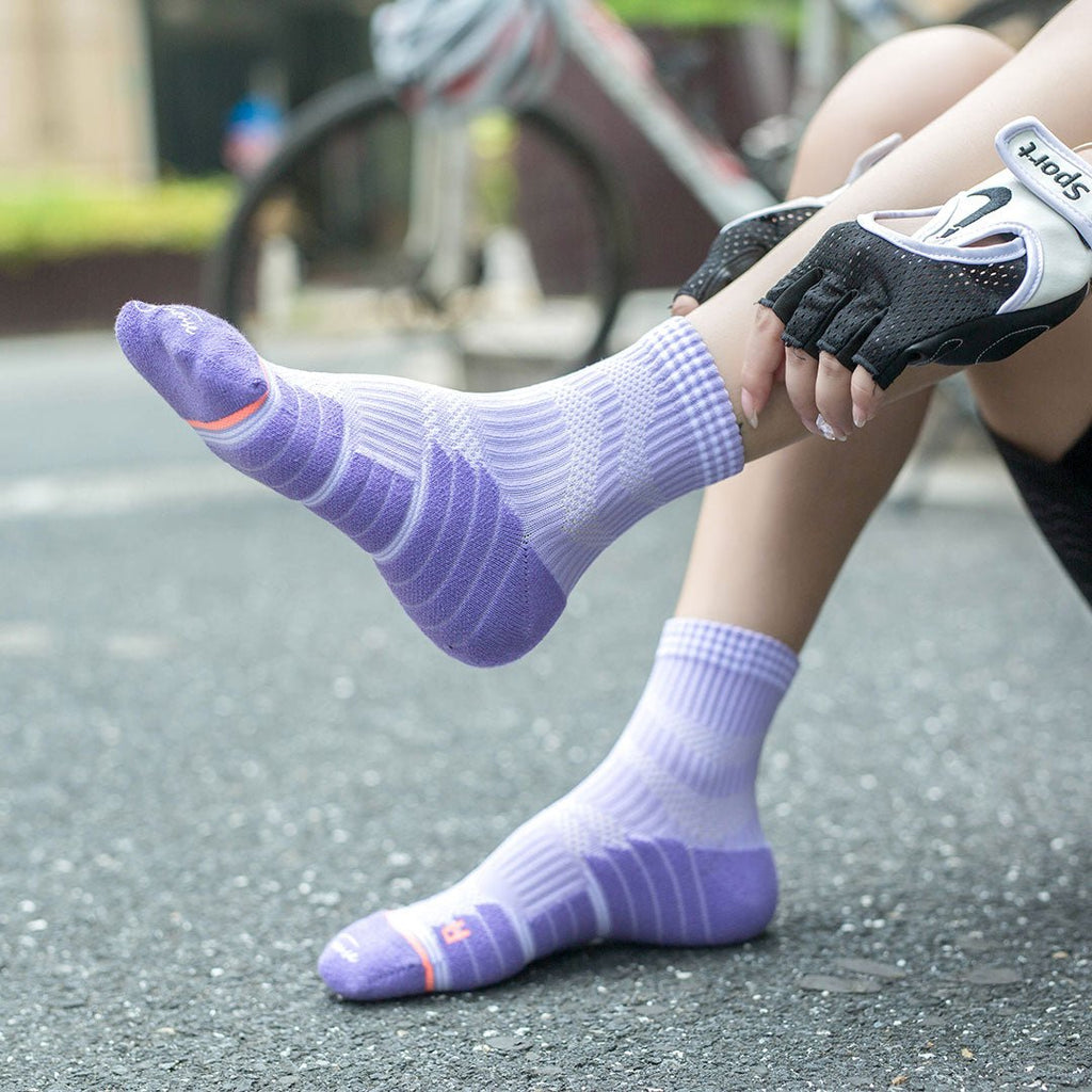 Calcetines para ciclismo lila de mujer con acolchado técnico por zonas y ajustes sin costuras.-Kylie Crazy