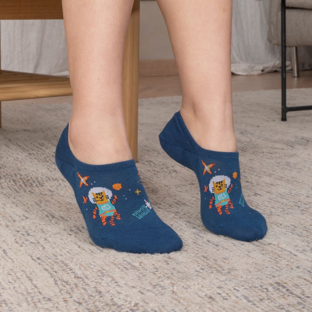 Calcetines invisibles de algodón, divertidos y originales en color azul. "Gato Espacial"-Kylie Crazy