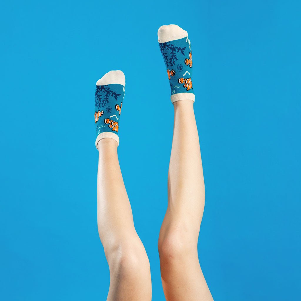 Calcetines tobilleros de algodón, divertidos y originales en tonos azul y naranja. Pez Payaso-Kylie Crazy