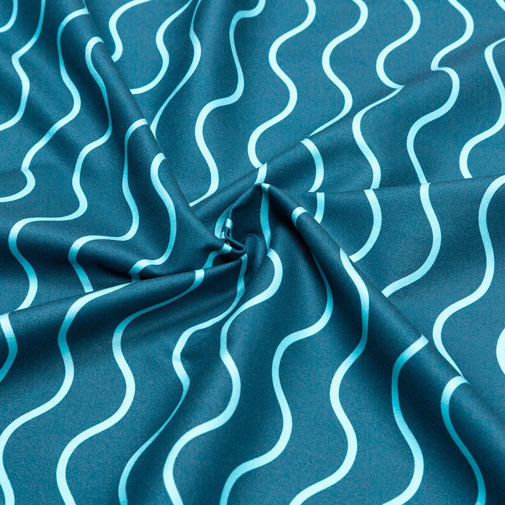 Toalla Microfibra "Líneas Marino" ligera para piscinas, playa y viajes-Kylie Crazy